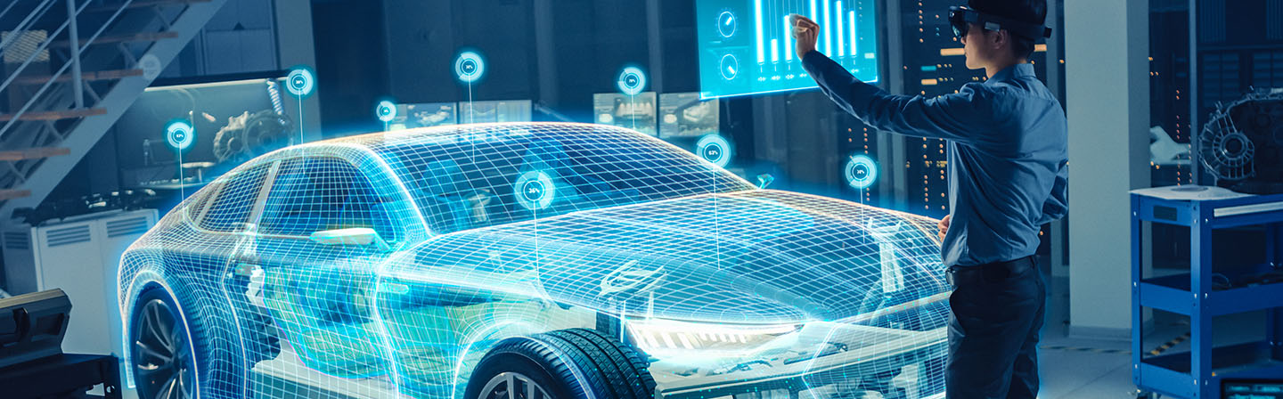 Automobilingenieur mit einem Virtual-Reality-Headset vor einem virtuellen Elektroauto.