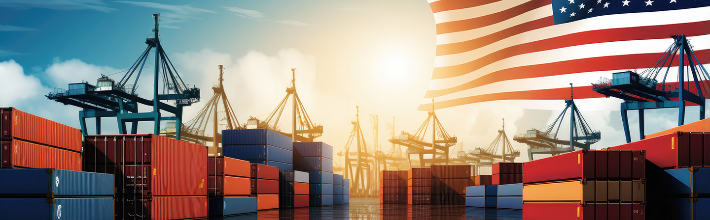 Eine amerikanische Flagge weht über einem geschäftigen Schifffahrtshafen mit bunten Schiffscontainern.