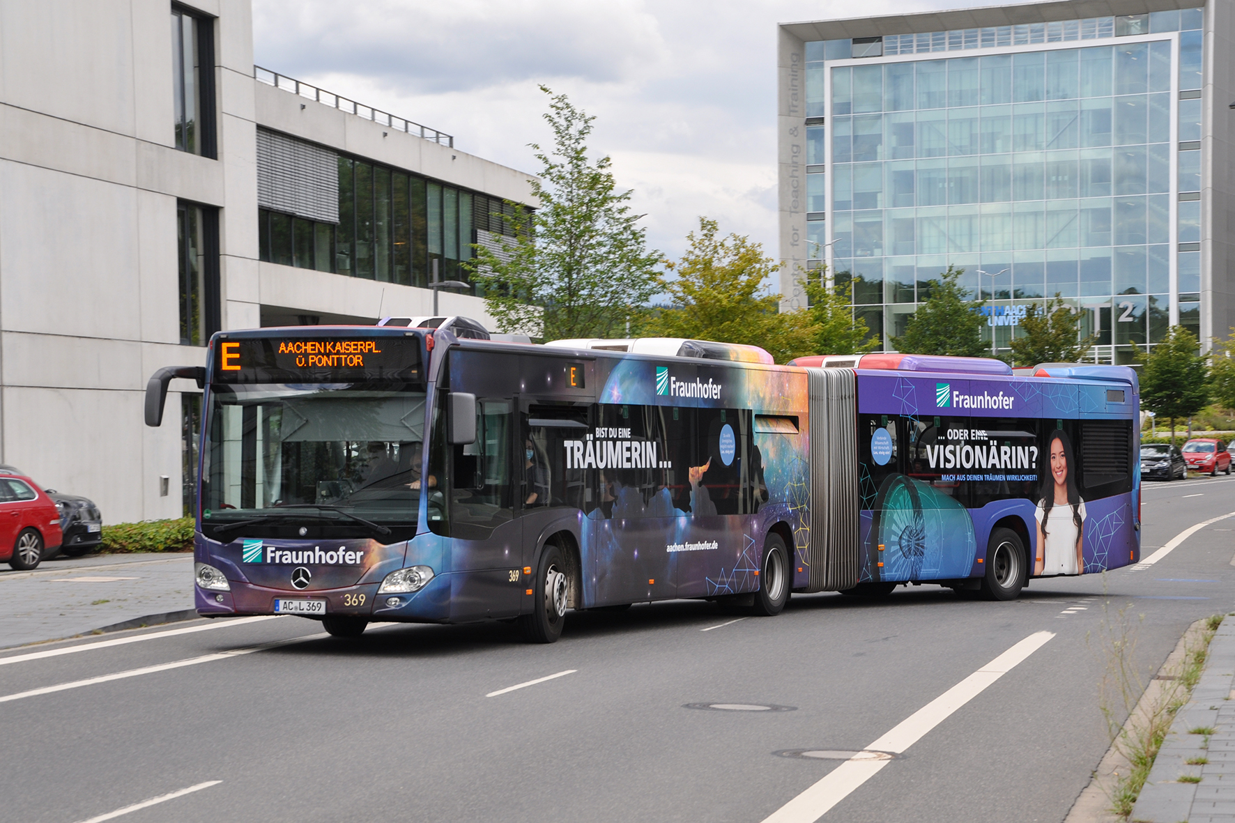 Bus im Produktions- und IT-Design im Aachener Stadtbild