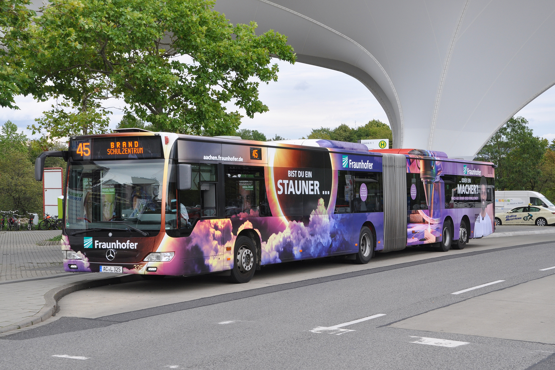 Stauner oder Macher? Die neue Buskampagne wendet sich an Studierende und Absolventen, die etwas bewegen wollen. Bus mit Lasertechnik-Design im Aachener Stadtbild