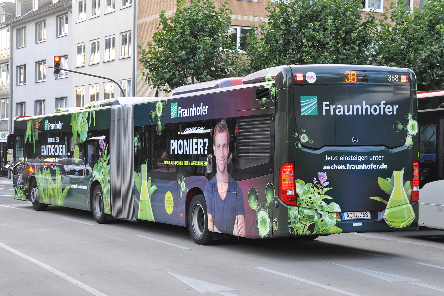 Entdecker oder Pionier? Die Fraunhofer-Gesellschaft vereint Forschungsthemen aus unterschiedlichsten Disziplinen. Bus mit Biotechnologie-Design im Aachener Stadtbild