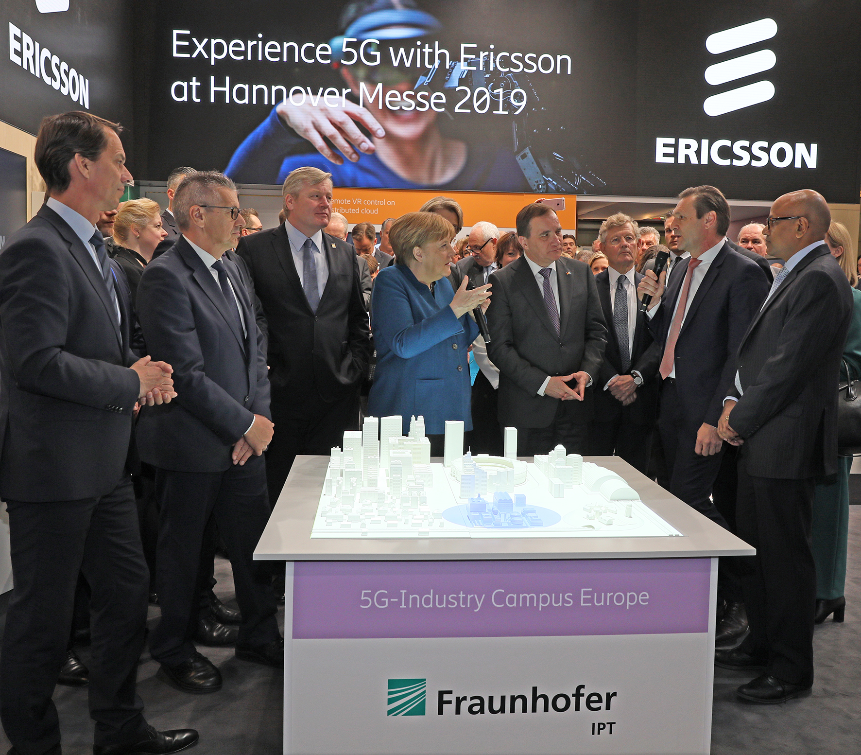 Am Eröffnungstag der Hannover Messe informierten sich Bundeskanzlerin Angela Merkel und der schwedische Ministerpräsident Stefan Lövfen über das Konzept des 5G-Industry Campus Europe von Fraunhofer IPT und Ericsson.