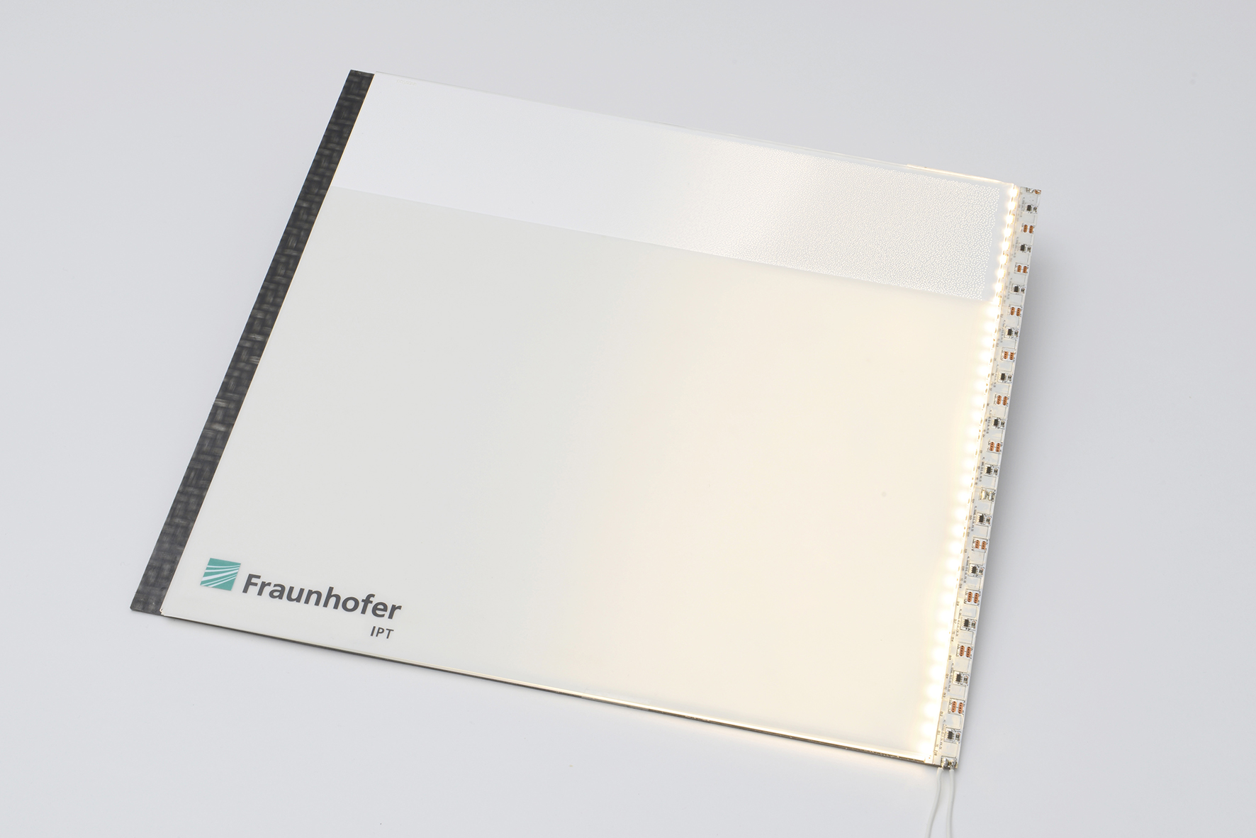 Demonstratorleuchtpaneel aufgebaut aus LED-Leuchtband, FVK-Gehäuse, Reflektor, Lichtleiter und Diffusorschicht. Demonstratorleuchtpaneel aufgebaut aus LED-Leuchtband, FVK-Gehäuse, Reflektor, Lichtleiter und Diffusorschicht.
