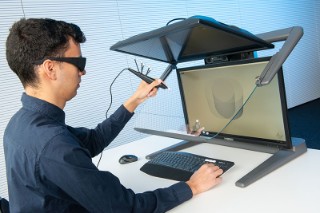 Ingenieur mit Eingabestift an einem 3D-Monitor
