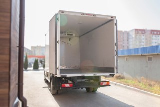 Rückansicht eines Lieferwagens mit geöffneten Hecktüren
