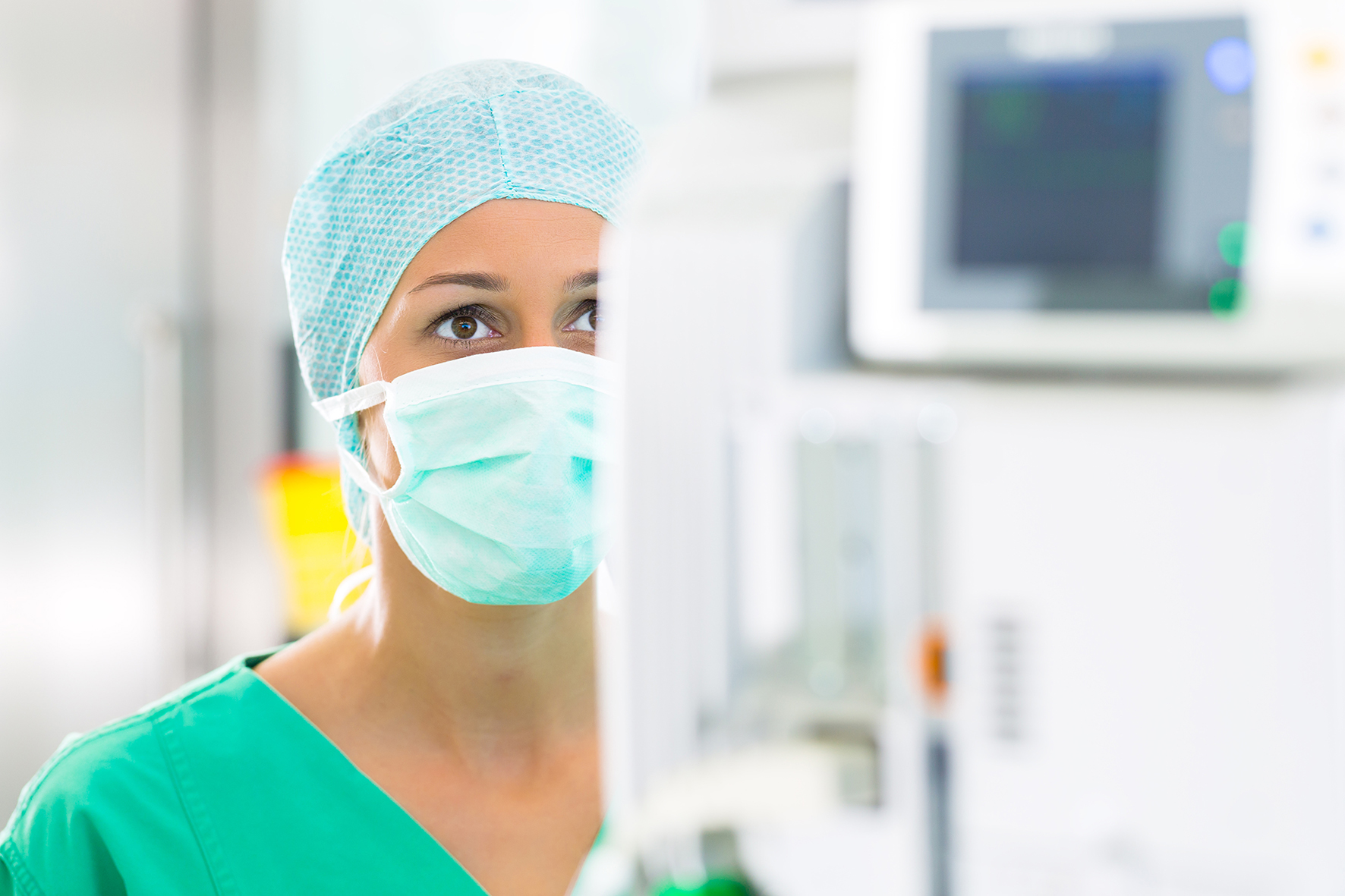 Medizinerin mit MNS-Maske Medizinerin mit MNS-Maske