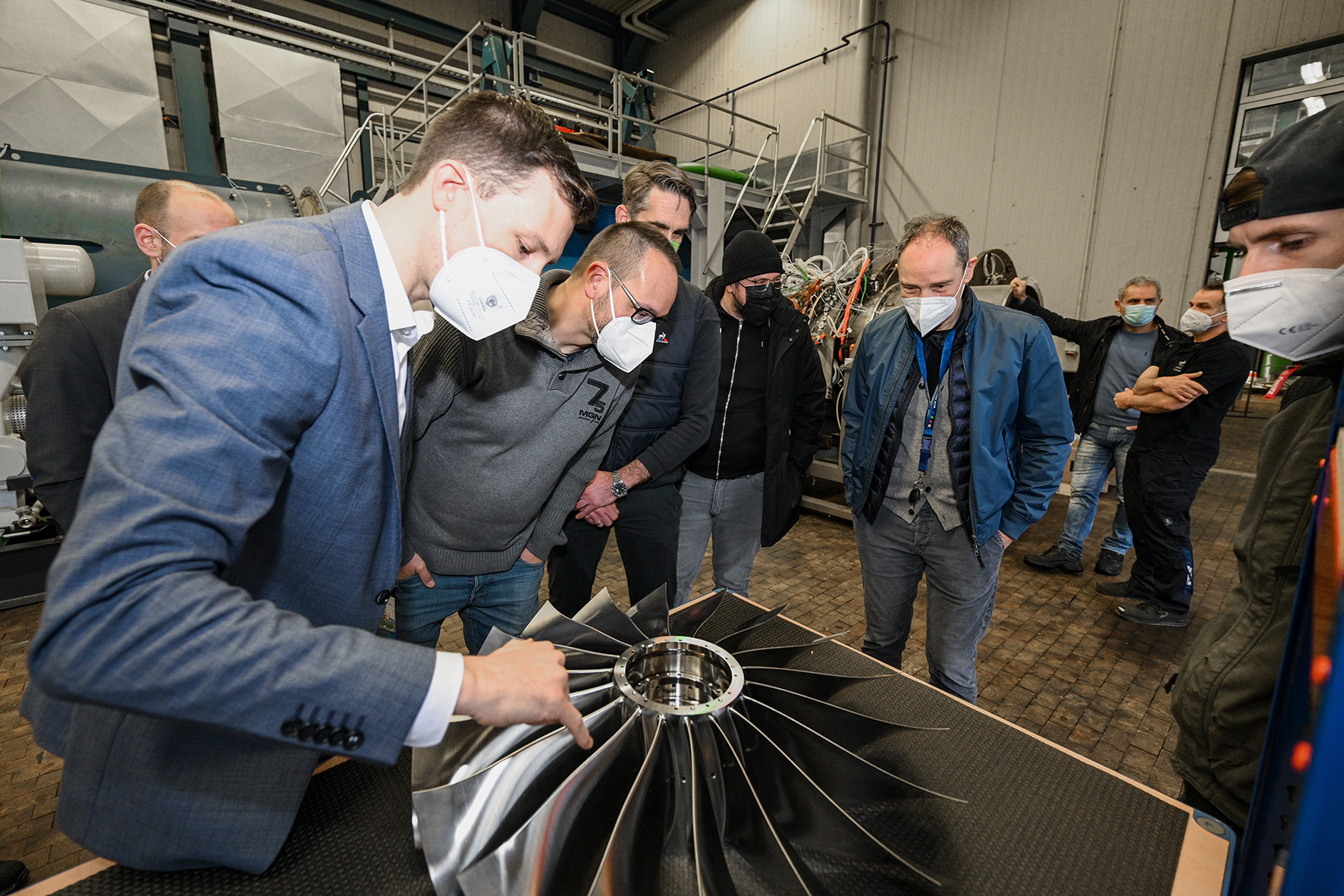 After 300 hours of machining, the Fraunhofer team handed over the blisk to the DLR in Cologne.