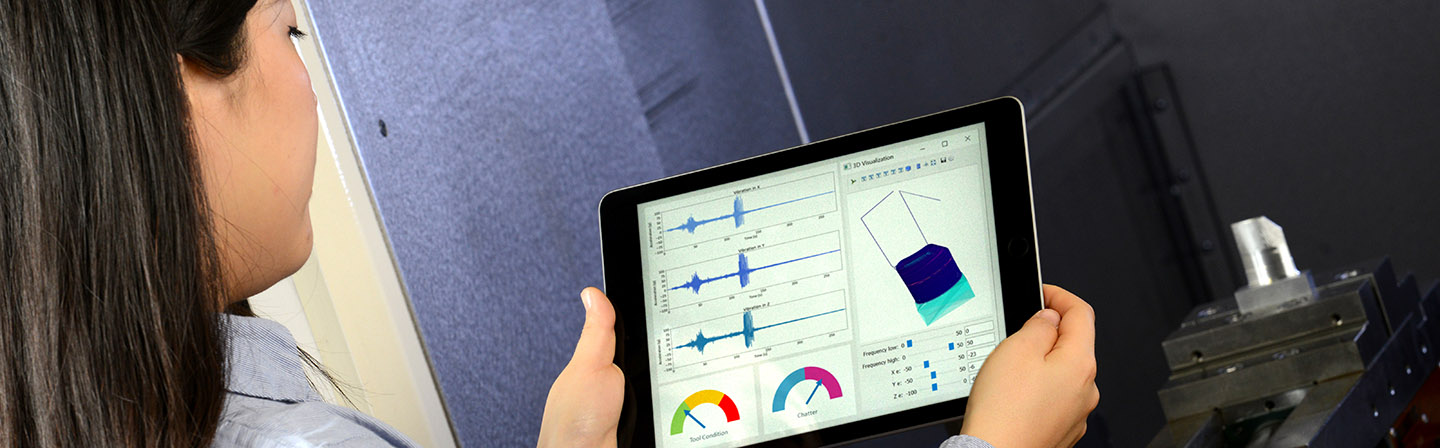 Wissenschaftlerin bewertet einen Fräsprozess mit Hilfe von Daten auf einem Tablet